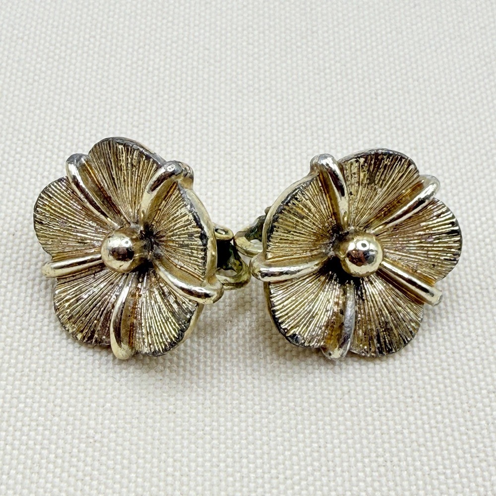 Vintage Signed LISNER Dainty Gold Tone Flower 0.75" Clip-On Earrings